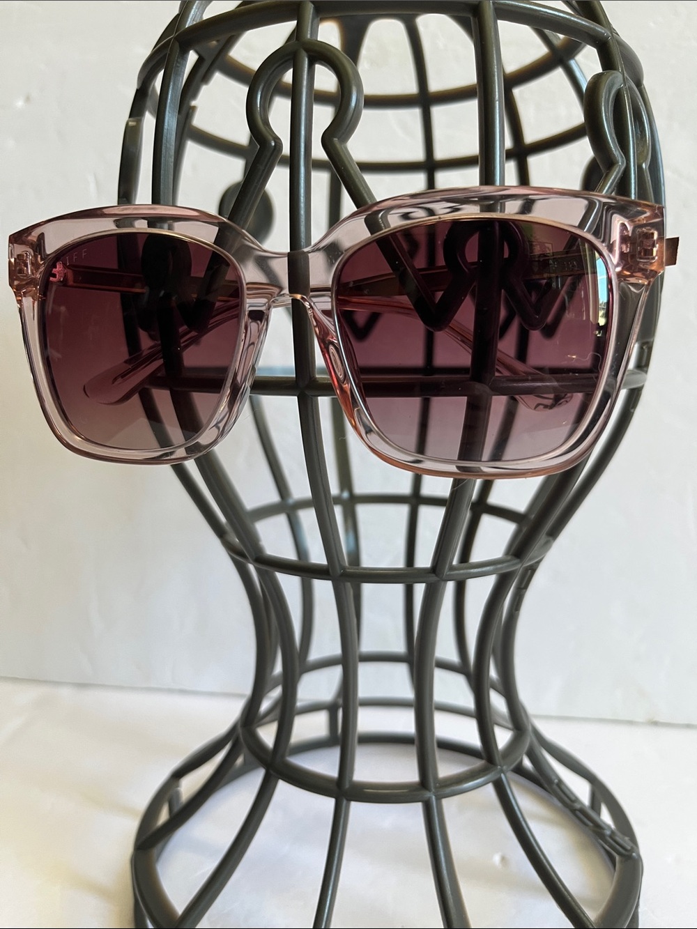 NWOT Diff Eyewear BELLA Light Pink Crystal Wine Gradient Sunglasses - Picture 2 of 12